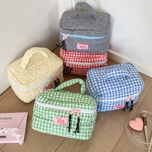 Quilted checkered cosmetic bags set with heart patterns in five vibrant colors