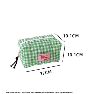 Vue détaillée de la trousse de maquillage vichy verte avec logo coeur et dimensions