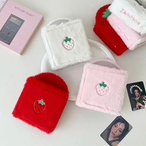Detail van de pluche aardbeien kaartenhouders in rood, roze en wit van zacht materiaal