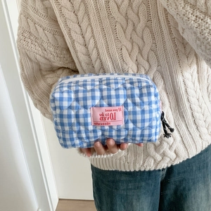 Trousse à maquillage à carreaux bleus et blancs avec surpiqûres en forme de cœur