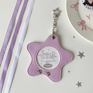 Dettaglio porta fotocard a forma di stella in pelle PU viola con portachiavi a stella