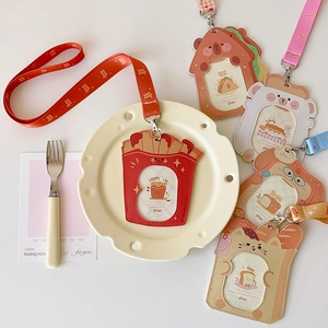 Dettaglio porta badge a tema cibo dei cartoni animati con cordino e motivi stampati