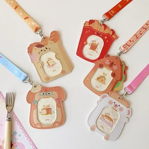Vista dettagliata di porta badge in pelle PU a forma di cibo cartoon con cordini coordinati