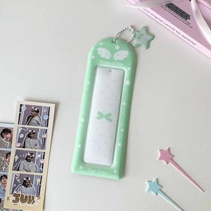 Détail du porte-carte ailes d'ange vert clair avec chaîne perle et pendentif étoile