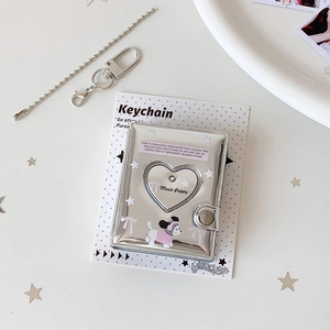 Détail du mini porte-cartes argenté avec motif Music Puppy et pendentif porte-clés