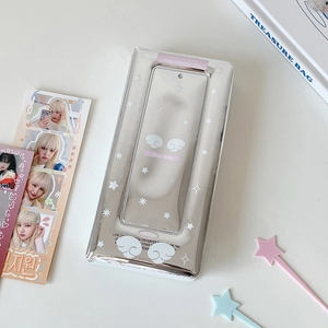 Nahaufnahme der silbernen Spiegeltasche mit Engelsflügeln und Angel Baby Aufdruck
