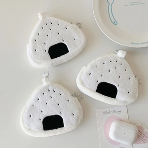 Dettaglio portamonete onigiri in peluche con cerniere a stella e asole appese