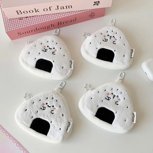 Dettaglio di portamonete in peluche a forma di onigiri con ricami e zip a stella
