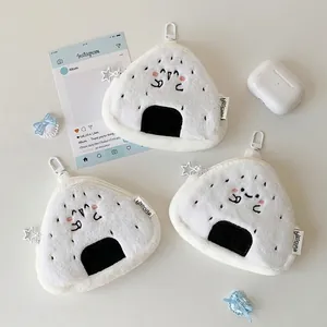 Tre simpatici portamonete in peluche onigiri con faccine e dettagli in alghe nere
