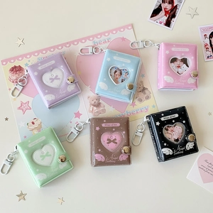 Dettaglio di mini album in PVC da 2 pollici con finestra a cuore e portachiavi argento