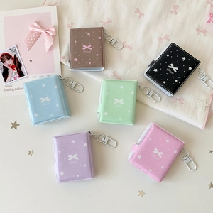 Dettaglio di mini album fotografici in sei colori con copertine opache e ganci d'argento