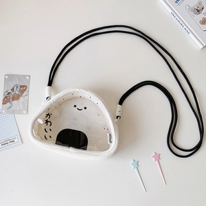 Gros plan du sac en peluche onigiri avec fenêtre transparente et texture douce