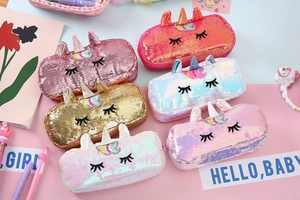Gros plan détaillé de trousses à paillettes licorne en diverses teintes scintillantes