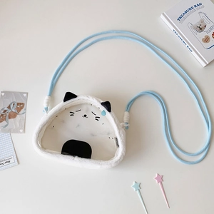 Vue détaillée du sac onigiri en peluche avec oreilles de chat et sangle en corde bleue