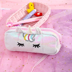 Détail de la trousse licorne à paillettes avec oreilles 3D et broderie de crinière colorée