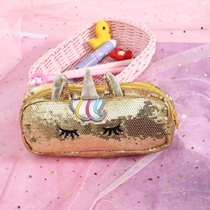 Vue détaillée d'une trousse licorne à paillettes dorées avec oreilles 3D et broderie