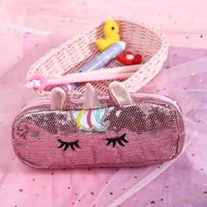 Détail d'une trousse licorne rose avec paillettes et fermeture à glissière