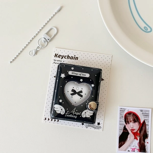 Dettaglio mini album foto a cuore nero portachiavi con ali e catenella a sfere metalliche