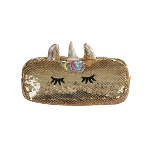 Détail d'une trousse licorne à paillettes dorées avec broderies et fermeture éclair jaune