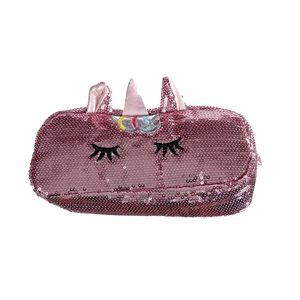 Détail de trousse licorne à paillettes roses avec corne 3D et broderie de cils