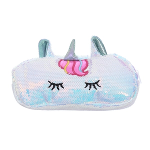 Détail de la trousse licorne en paillettes avec reflets irisés bleu et blanc