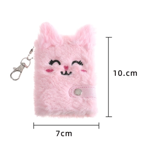 Pendentif carnet chat en peluche rose avec broderie et fermoir métal, 10x7cm