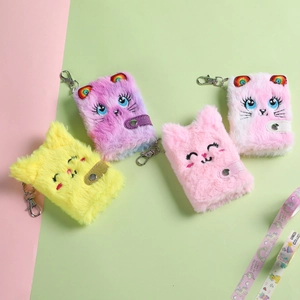 Détail de carnets chat en peluche colorés avec fourrure douce et crochets en métal
