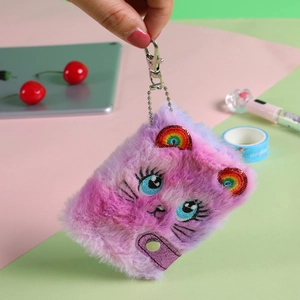 Porte-clés carnet chat en peluche violette avec fourrure douce et broderie détaillée