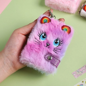 Détail d'un carnet chat en peluche avec fourrure dégradée violette et fermoir métallique