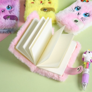 Détails du carnet chat en peluche montrant la fourrure douce et le fermoir aimanté