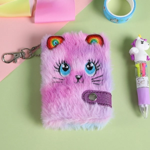 Détail d'un carnet chat en peluche rose avec fourrure douce, broderies colorées et fermoir aimanté