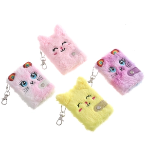 Lot de quatre carnets en peluche chat aux couleurs pastel avec porte-clés en métal fin