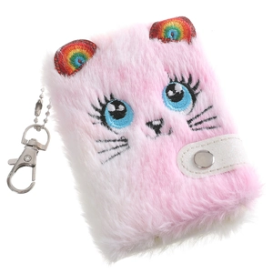 Détail d'un carnet chat en peluche rose avec fermoir à paillettes et crochet en métal
