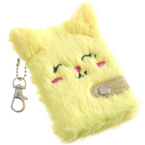 Détail d'un carnet de chat en peluche jaune avec broderie et fermoir pailleté