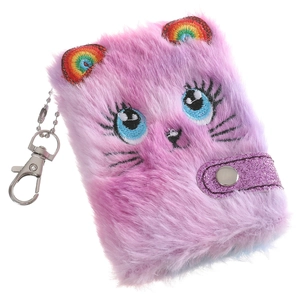 Détail du carnet chat en peluche avec boucle à paillettes violettes et porte-clés en métal