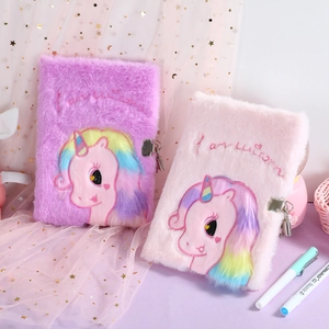 Dettaglio di quaderni unicorno in peluche rosa e viola con lucchetti e chiavi d'argento