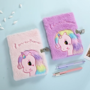 Dettaglio di taccuini unicorno in peluche con lucchetto a cuore e penne abbinate