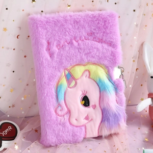 Dettaglio di diario unicorno in peluche viola con serratura in metallo e ricamo