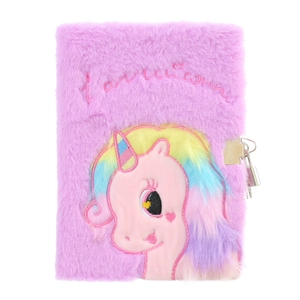 Dettaglio del taccuino unicorno in peluche rosa con lucchetto in metallo dorato e chiavi