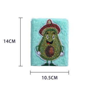 Detail der Avocado-Stickerei auf grünem Plüsch-Notizbuch, Größe 14 cm x 10,5 cm