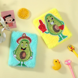Details von Plüsch-Notizbüchern mit Avocado-Stickerei in Gelb und Mintgrün