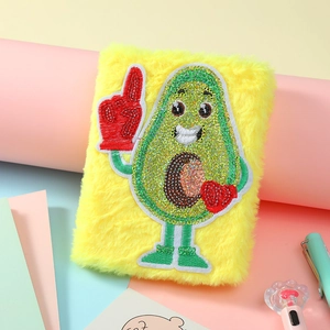 Detail eines flauschigen gelben Avocado-Tagebuchs mit Pailletten-Stickerei und weichem Stoff