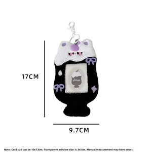 Détail du porte-carte en peluche chat avec dimensions 17x9,7cm et nœud violet décoratif
