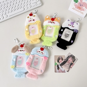 Vue détaillée de porte-cartes en peluche animale avec fenêtre PVC et crochets blancs