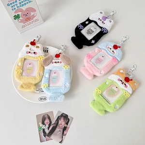 Détail de porte-cartes en peluche animale avec fenêtres transparentes et porte-clés