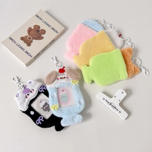 Gros plan de porte-cartes en peluche animale mignonne avec fausse fourrure et fenêtre