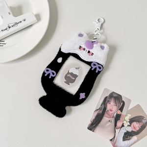 Gros plan du porte-carte photo en peluche avec oreilles de chat et nœud violet