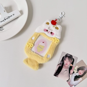 Détail du porte-carte en peluche jaune avec broderie animale et crochet en plastique