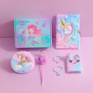 Nahaufnahme von Einhorn-Tagebuch, Regenbogentasche und Schmuck im Meerjungfrau-Geschenkset