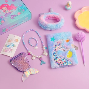 Detail des Meerjungfrau-Geschenksets mit Plüschtagebuch, Paillettenbörse und Schmuck